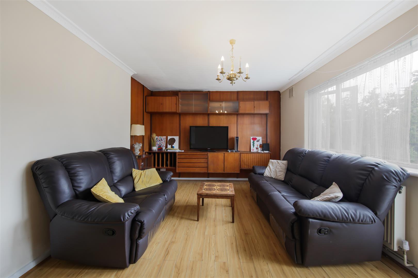 3 bed property in 2 Manor Hall Drive, London